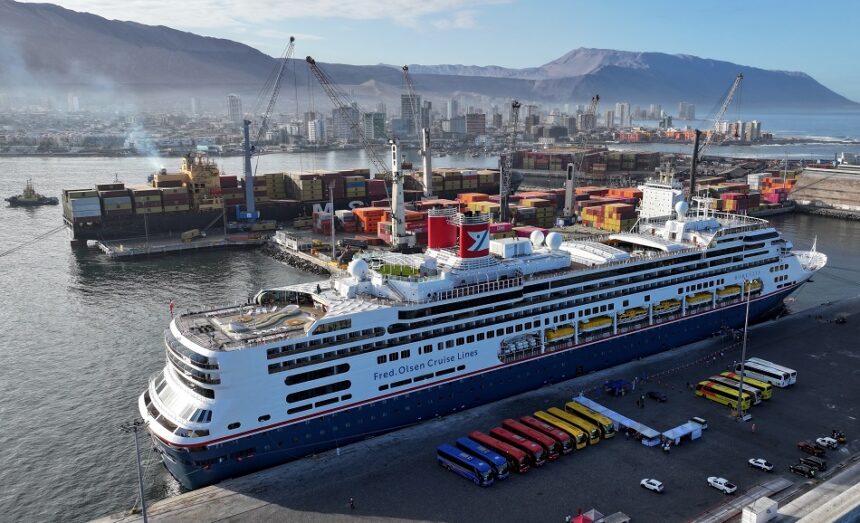 Crucero Borealis con 1.719 personas a bordo visitó por primera vez Iquique
