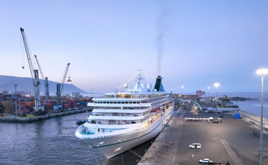 default Sigue temporada de cruceros: Artania arriba al Puerto de Iquique con 1500 pasajeros
