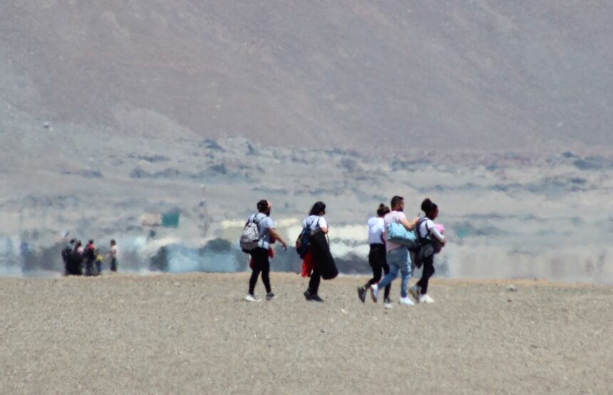 El limbo en el desierto: Iquique, la ciudad que recibe con un abrazo y un portazo