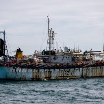 Barcos Chinos: Informe revela desastre ambiental y humano, y efectos para pesca de la jibia