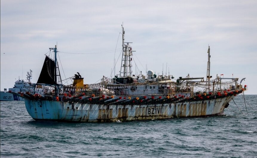 Barcos Chinos: Informe revela desastre ambiental y humano, y efectos para pesca de la jibia