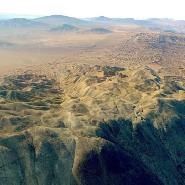 300 kilómetros de acantilados y utopía: el sueño costero de Kast y Vargas contra la realidad