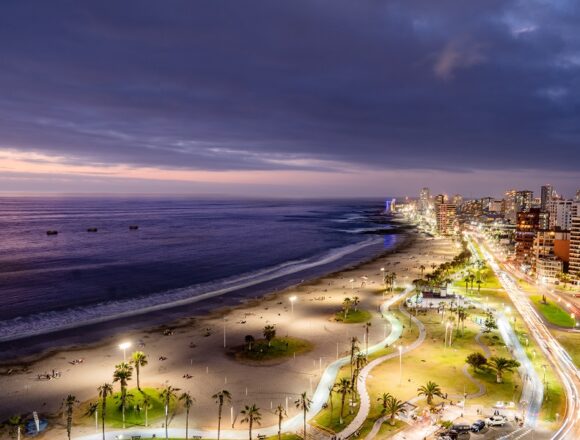 27 iquique de noche Tres años y ninguna respuesta: el largo invierno de las fundaciones cuestionadas en Iquique
