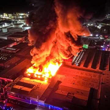 05 incendio 1 Humos al norte: incendios en Zofri agotan recursos de bomberos y retribución es escasa o nula